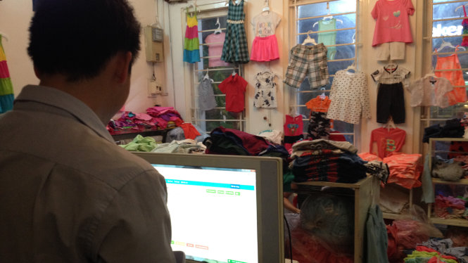 Với một cửa hàng quần áo có nhiều mẫu quần áo và nhiều biến thế, phần mềm quản lý bán hàng giúp chủ cửa hàng tiết kiệm nhiều thời gian tính tiền và thông kê kinh doanh - Ảnh: Ngọc Minh