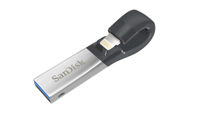 Thiết bị lưu trữ ổ flash SanDisk iXpand cho iPhone, gồm một đầu cắm cổng Lightning và một đầu USB 3.0, tăng 128GB nhanh cho iPhone - Ảnh: Internet