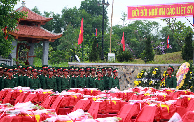 Lễ an táng, truy điệu 65 bộ hài cốt liệt sĩ quân tình nguyện và chuyên gia hi sinh tại Lào được tổ chức trọng thể sáng 16-5 - Ảnh: Doãn Hòa