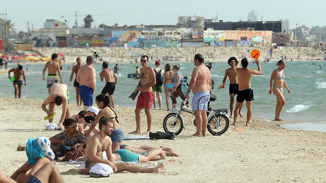 Người dân ra bãi biển Tel Aviv giải nhiệt - Ảnh: ynetnews.com