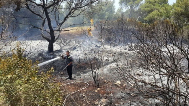Các đám cháy do nắng nóng khiến nhân viên cứu hỏa chật vật - Ảnh: ynetnews
