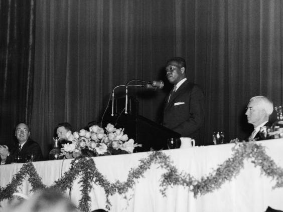 Ông Nelson Mandela đọc bài phát biểu vào đầu những năm 1960 (ảnh tư liệu) - Ảnh: Independent