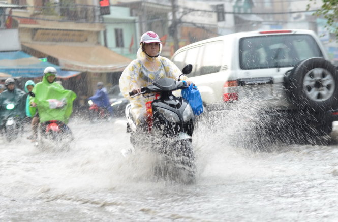 Nước ngâp nặng trên đường Nguyễn Hữu Cảnh (Q.Bình Thạnh) - Ảnh: Duyên Phan
