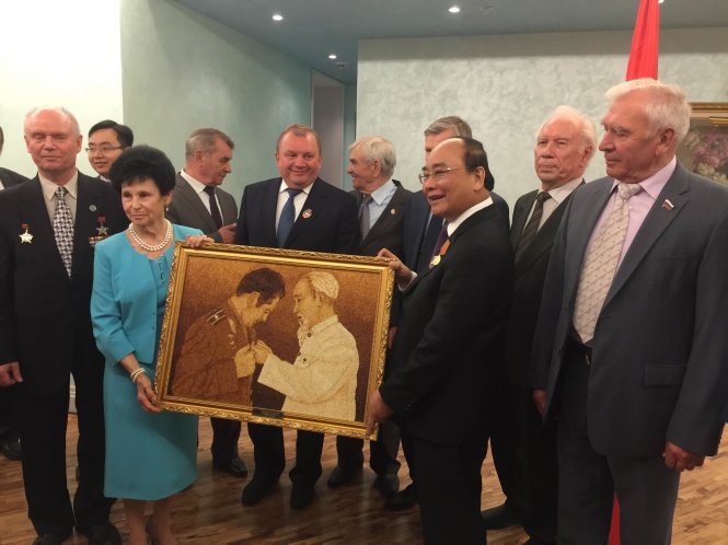 Thủ tướng Nguyễn Xuân Phúc tặng những người bạn Nga bức tranh vẽ cảnh Hồ chủ tịch gắn huân chương cho Anh hùng Ti-tốp - Ảnh: ĐÀ TRANG