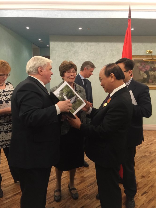 Người bạn Nga tặng món quà nhỏ người đứng đầu Chính phủ Việt Nam - Ảnh: ĐÀ TRANG