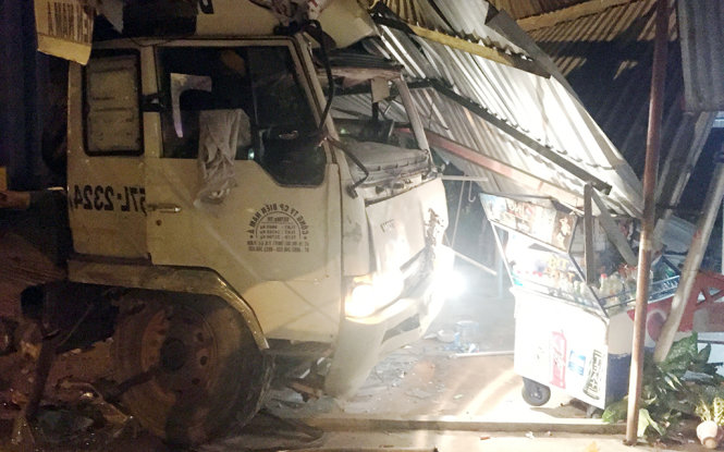 Mái hiên nhà dân bị xe container tông sập - Ảnh: Ngọc Khải