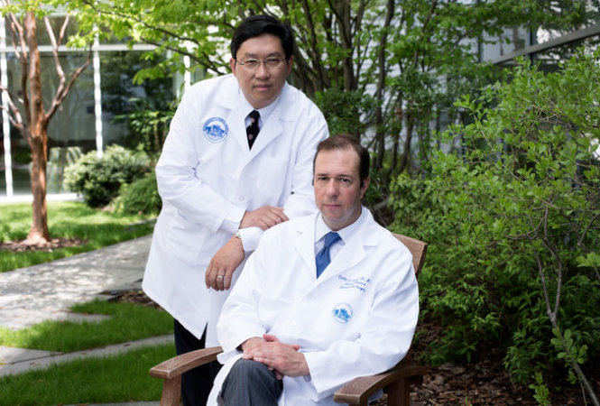 Bác sĩ Dicken Ko (trái) và bác sĩ Curtis L. Cetrulo là hai người chủ trì nhóm phẫu thuật ghép dương vật tại Bệnh viện tổng hợp Massachusetts tháng này - Ảnh: New York Times