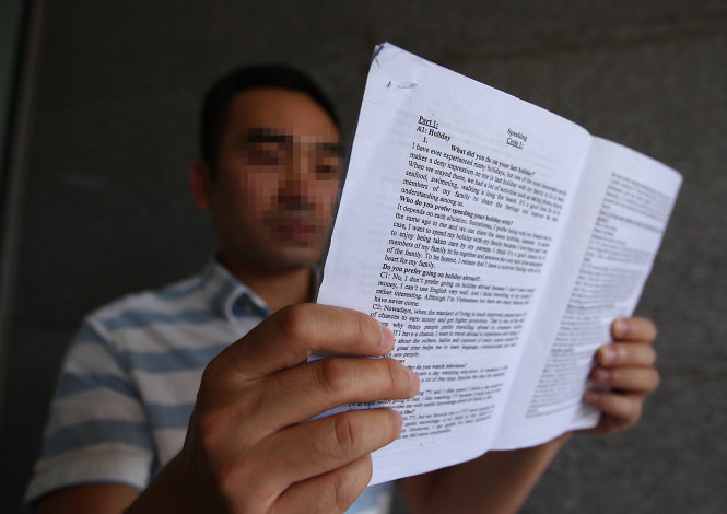 Sau khi đã nộp tiền để ôn thi chứng chỉ tiếng Anh bằng B1, các thí sinh được cấp một tập tài liệu để ôn thi - Ảnh: Nguyễn Khánh