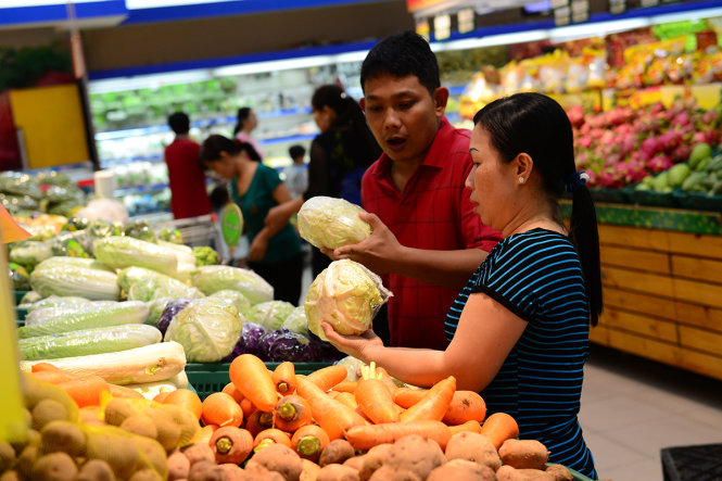 Người dân chọn mua rau củ tại siêu thị Co.op Mart trên đường Nguyễn Văn Linh, Q.7, TP.HCM - Ảnh: Q.Định