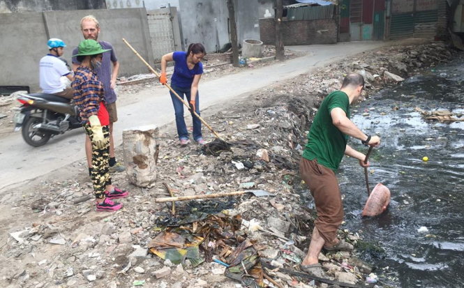 Thanh niên nước ngoài và các bạn trẻ VN dọn rác tại mương nước đăng tải trên trang Keep Hanoi Clean ngày 15-5