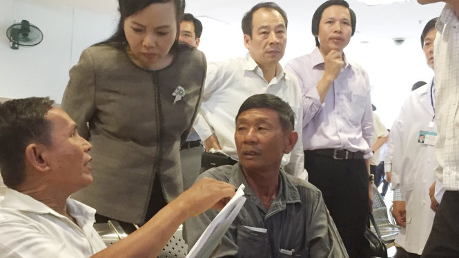 Bộ trưởng Bộ Y tế Nguyễn Thị Kim Tiến lắng nghe ý kiến của người bệnh tại Bệnh viện Bà Rịa - Ảnh: Thuỳ Dương