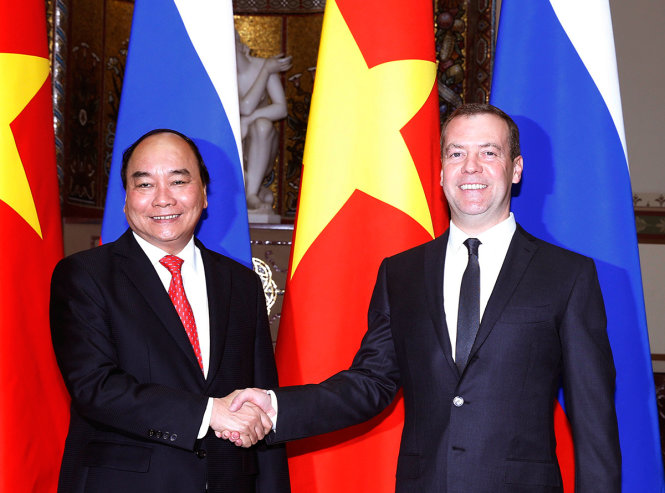 Thủ tướng Liên bang Nga Dmitry Medvedev đón Thủ tướng Nguyễn Xuân Phúc - Ảnh: TTXVN