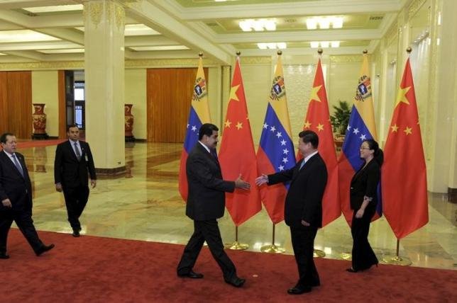 Chủ tịch Trung Quốc Tập Cận Bình bước tới bắt tay tổng thống Venezuela Nicolas Maduro trước cuộc hội đàm của họ tại Bắc Kinh ngày 1-9-2015 - Ảnh: Reuters