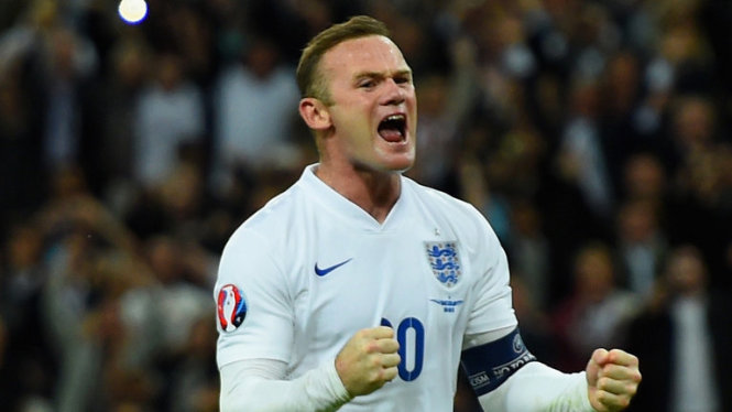 Rooney bị nhận xét là không còn thích hợp đá tiền đạo. Ảnh: Sky Sports
