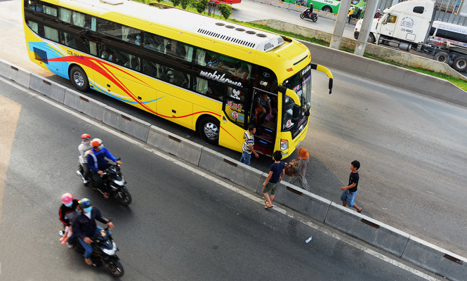 Xe khách Đệ Nhất đón khách không đúng quy định trên xa lộ Hà Nội (trước Suối Tiên, TP.HCM) - Ảnh: Hữu Khoa