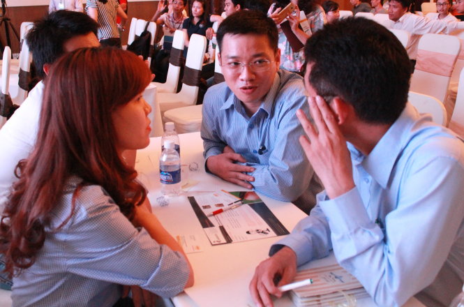 Nguyễn Khoa Tuấn Anh (thứ hai, từ phải) và các bạn trong nhóm dự án “Xếp hàng khám bệnh thông minh” đã nhận tài trợ ban đầu 100 triệu đồng từ Công ty Đầu tư tài chính nhà nước TP.HCM - Ảnh: Q.Linh