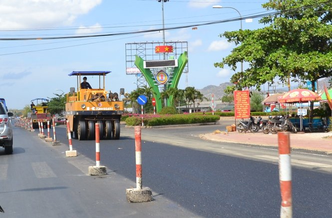Chủ đầu tư BOT 319 - Sông Phan đang cho khắc phục lún ở đoạn thị trấn Gia Nghĩa, huyện Hàm Tân, Bình Thuận - Ảnh: H.M.