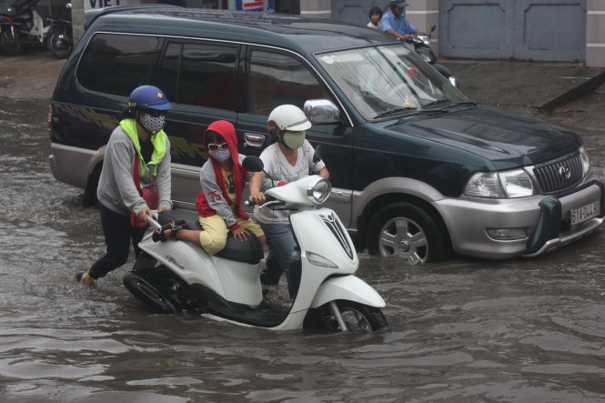 Đường Nguyễn Xí ngập sâu sau mưa - Ảnh: Đức Phú