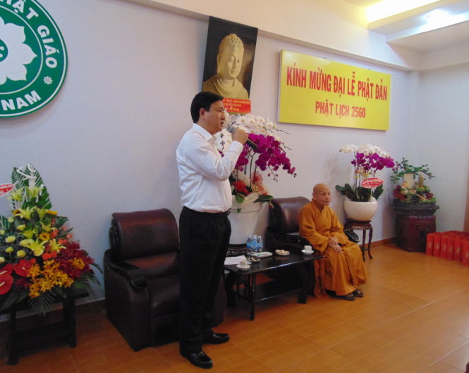 Bí thư Thành ủy Đinh La Thăng gửi lời chúc mừng đến Hội đồng trị sự Phật giáo Việt Nam cùng các tăng ni, phật tử nhân Đại lễ Phật đản - Ảnh: Ngọc Loan
