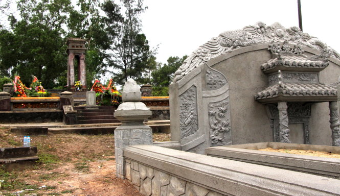 Ngôi mộ mới xây (bên phải) trên đất di tích, án ngữ ngay trước lăng mộ hai nhà yêu nước - Ảnh: M.Tự