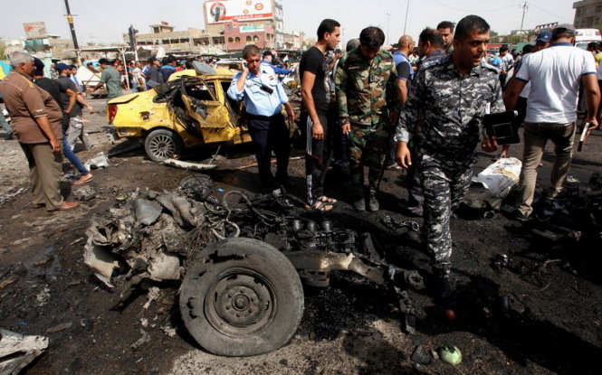 Hiện trường một vụ đánh bom ở Baghdad ngày 17-5 - Ảnh: AP