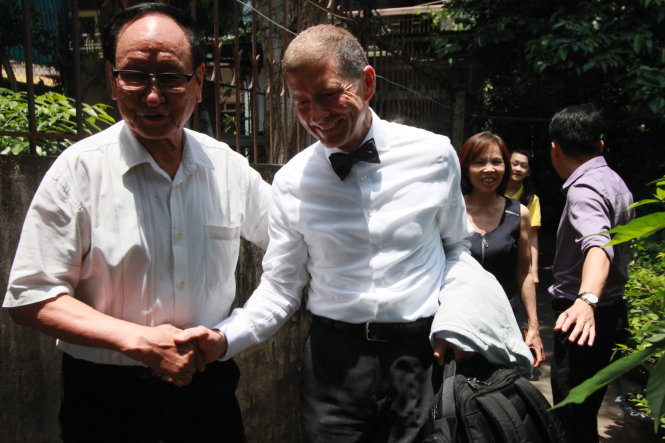 Đại tá Trần Trọng Duyệt (trái) tạm biệt ông Thomas - Ảnh: Tiến Thắng