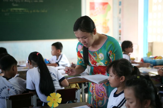 Giáo viên Trường tiểu học Vĩnh Phương, Nha Trang đến từng nhóm học sinh để hướng dẫn theo mô hình VNEN - Ảnh tư liệu: Hữu Khoa