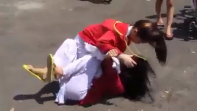 Hình ảnh cắt từ clip nữ sinh đánh nhau ở Tiền Giang