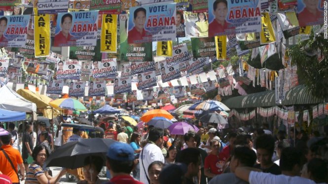 Một đường phố thuộc vùng ngoại ô thủ đô Manila của Philippines tràn ngập các áp phích tranh cử - Ảnh: CNN