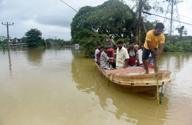 Người dân dùng thuyền để di chuyển trên đường phố Pugoda cách thủ đô Colombo khoảng 35 km - Ảnh: AFP