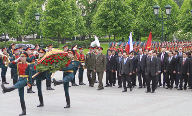 Thủ tướng Nguyễn Xuân Phúc đến đặt vòng hoa tại đài tưởng niệm các chiến sĩ vô danh   - Ảnh: Đà Trang