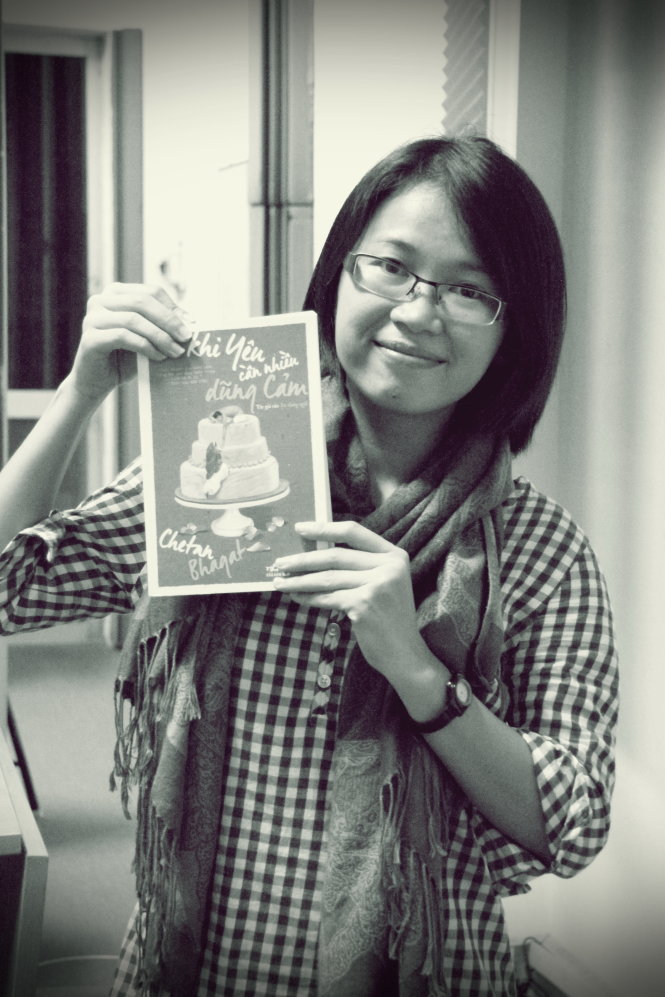 Rosie Nguyễn và một trong các quyển sách cô đang đọc 
- Ảnh: Lê Minh