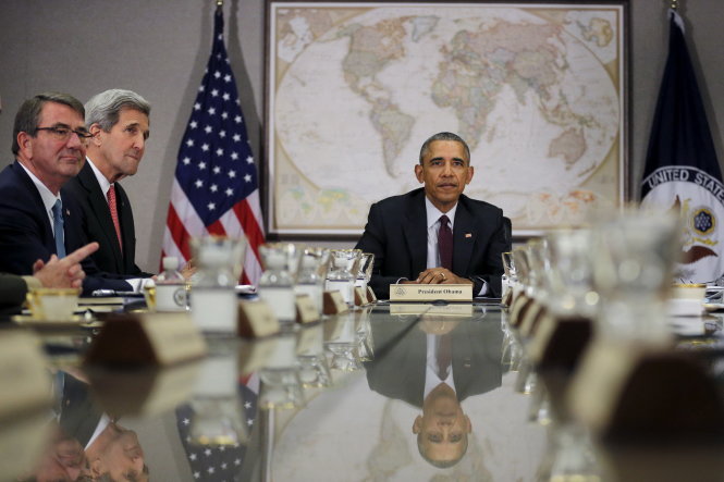 Tổng thống Barack Obama họp với các thành viên Hội đồng An ninh quốc gia, bao gồm Bộ trưởng Quốc phòng Ashton Carter và Ngoại trưởng John Kerry  -Reuters