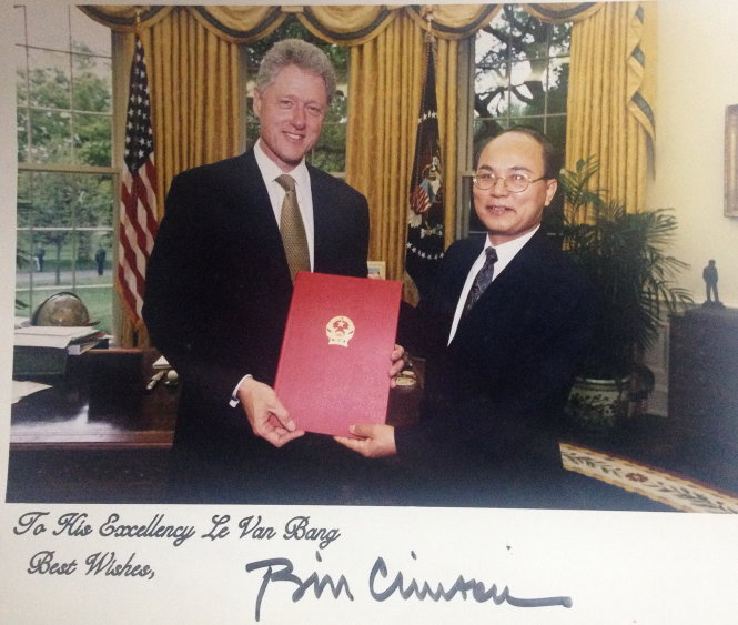 Đại sứ Lê Bàng (phải) trình quốc thư cho tổng thống Bill Clinton tại Nhà Trắng năm 1995 - Ảnh tư liệu