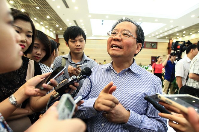 Thứ trưởng Bộ Tài chính Đỗ Hoàng Anh Tuấn trả lời phóng viên bên lề hội nghị về các vấn đề cải thiện môi trường đầu tư, trong đó có cải cách thủ tục hải quan, thuế  - Ảnh: Nguyễn Khánh