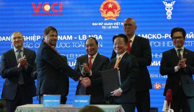 Thủ tướng Nguyễn Xuân Phúc (thứ ba từ phải sang) chứng kiến lễ ký hợp đồng hợp tác giữa hai doanh nghiệp Việt - Nga - Ảnh: Đ.Trang
