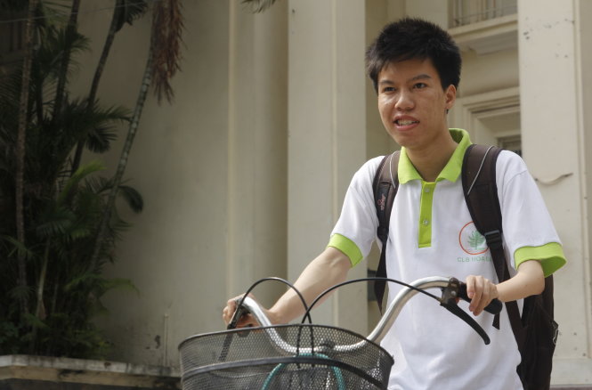 Hằng ngày, chàng trai Trần Tất Viên vẫn tự đạp xe gần 2km từ ký túc xá Mễ Trì đến trường   - Ảnh: Huyền Phạm