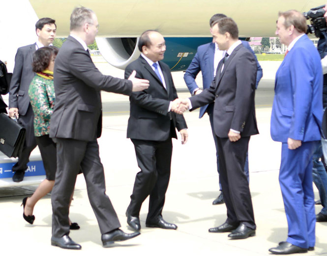 Đón Thủ tướng tại chân cầu thang máy bay có đại diện bộ Ngoại giao LB Nga và lãnh đạo địa phương