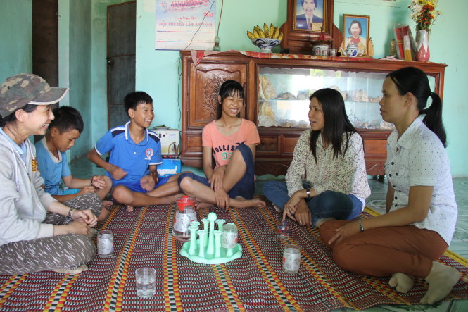 Bốn chị em Vũ cười tươi khi nghe cô Linh và giáo viên Trường THCS An Vĩnh pha trò bằng những câu chuyện vui - Ảnh: Trần Mai