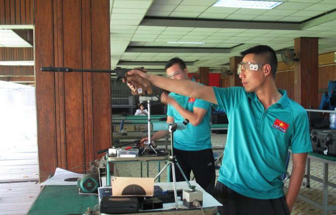 Xuân Vinh, Quốc Cường (phải) thi đấu kiểm tra nội dung 50m súng ngắn bắn chậm ngày 17-5 - Ảnh: K.X.