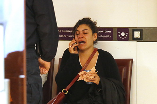 Thân nhân một người đi trên chuyến bay 804 bật khóc tại sân bay - Ảnh: Independent