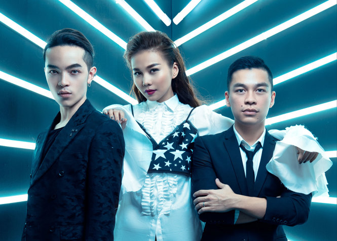 Siêu mẫu Thanh Hằng (giữa) bên NTK Adrian Anh Tuấn (phải) và stylist Kelbin Lei (trái) là bộ ba nổi bật trong The Superstar lần này - Ảnh Trí Nghĩa