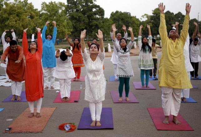 Các chuyên gia cho rằng những người dạy yoga có thể tham gia giúp trị bệnh tâm thần. Ảnh: Reuters