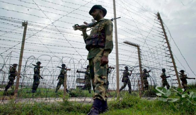 Binh sỹ thuộc Lực lượng an ninh biên giới của Ấn Độ canh gác ở Kanachak, khu vực biên giới giữa Ấn Độ và Pakistan - Ảnh: AP