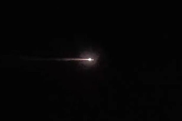 Hình ảnh quả cầu lửa được cho là của máy bay Ai Cập trước khi rơi, tuy nhiên thông tin này đã bị bác bỏ - Ảnh: Mirror