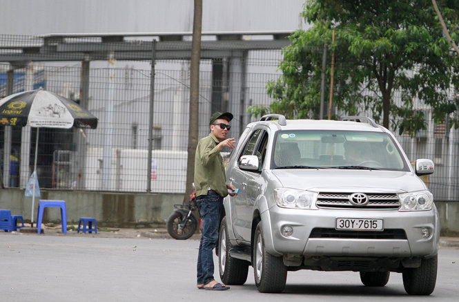 Nhóm người lạ mặt chặn xe thu tiền của người dân lưu thông - Ảnh: Nam Trần