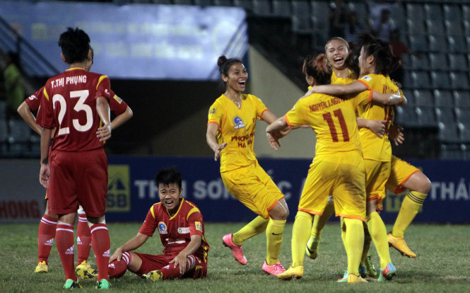 Niềm vui của các cầu thủ Phong Phú Hà Nam khi gỡ hoà TP.HCM 1-1. Ảnh: P.H