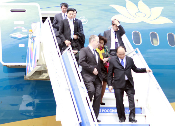 Thủ tướng Nguyễn Xuân Phúc bước xuống sân bay Sochi
