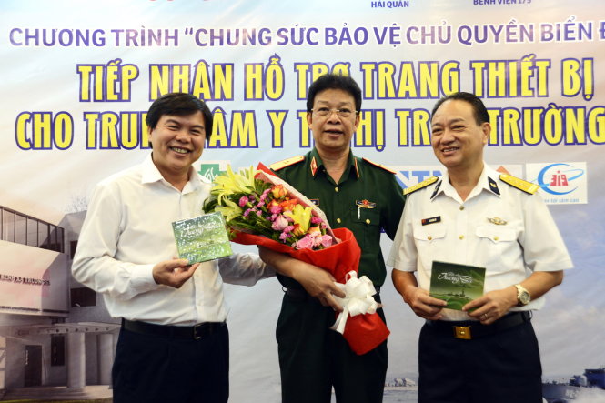Từ trái qua ông Tăng Hữu Phong - Tổng biên tập báo Tuổi Trẻ, Thiếu tướng.PGS.TS.BS Nguyễn Hồng Sơn, Đại tá Hà Xuân Xứ, đại diện Bộ Tư lệnh Hải quân tại TPHCM chụp hình lưu niệm tại buổi lễ - Ảnh: Duyên Phan