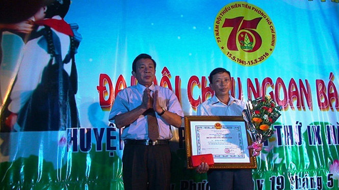 Đồng chí Trần Hữu Tường, phó chủ tịch UBND huyện Tuy Phước trao tặng huân chương dũng cảm của Chủ tịch nước cho gia đình anh Bửu
